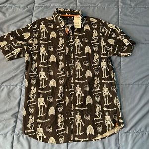 NWT men’s size L Black Skull Skeleton Bones Black Short Sleeve Shirt